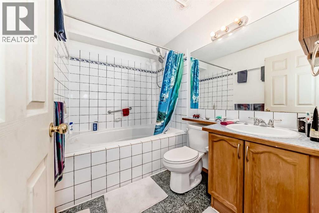 Single Family House Bi-level for Sale in  ERIN MEADOW Way SE Erin Woods Calgary 