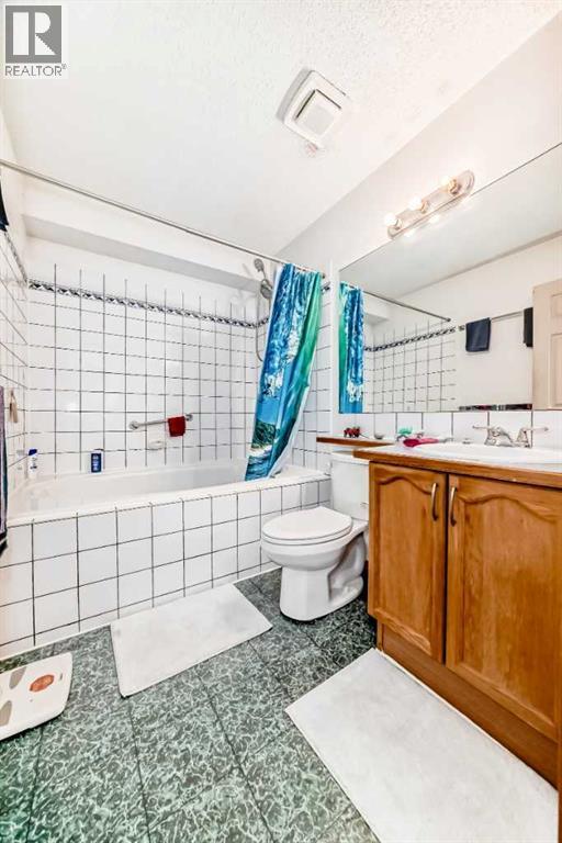 Single Family House Bi-level for Sale in  ERIN MEADOW Way SE Erin Woods Calgary 