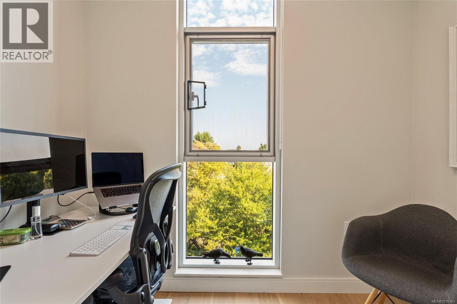 #301 1916 OAK BAY AVE - 21