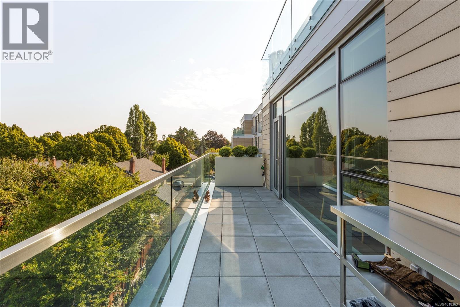 #301 1916 OAK BAY AVE - 24