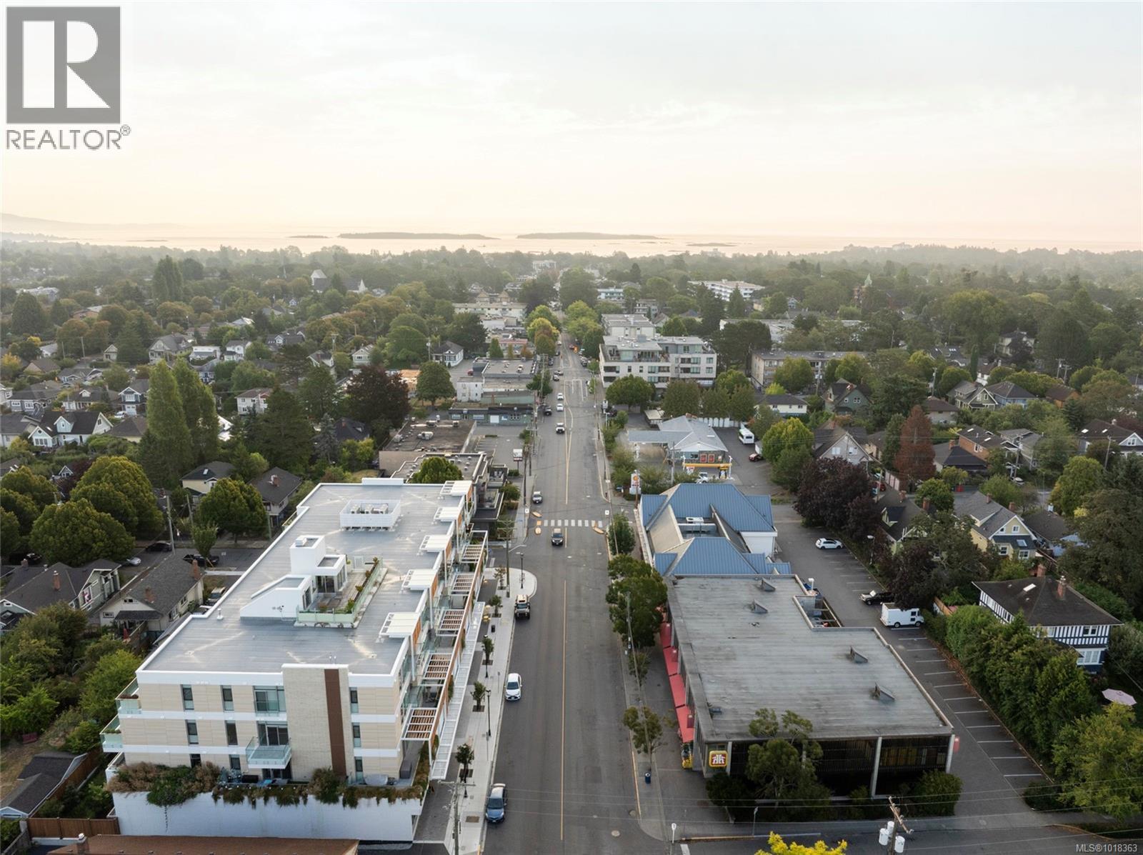 #301 1916 OAK BAY AVE - 31