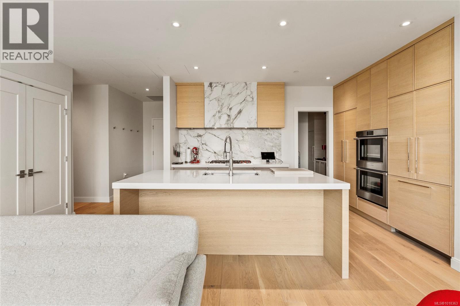 #301 1916 OAK BAY AVE - 5