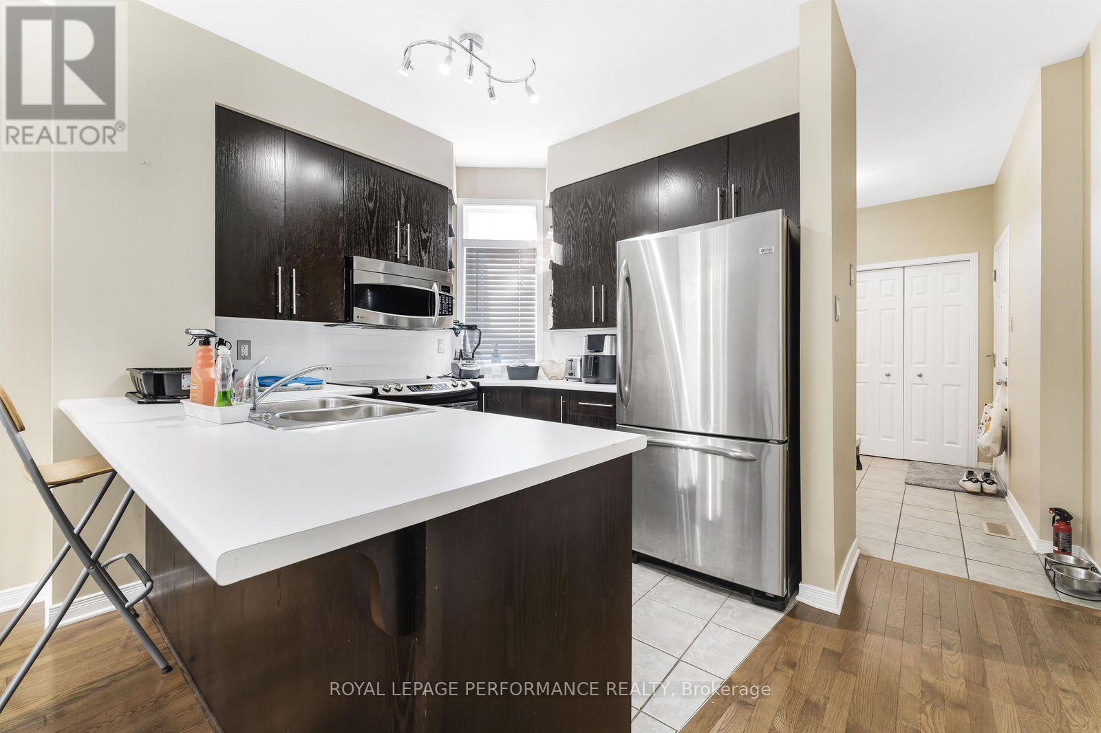 Kitchen with peninsula