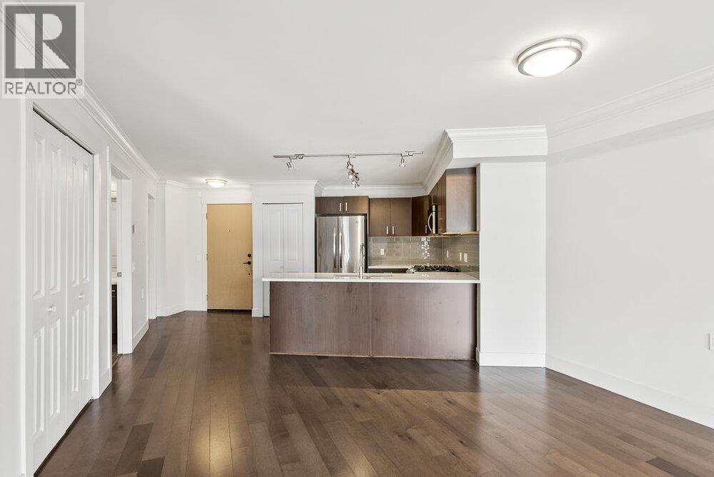 202 857 W 15TH STREET, North Vancouver