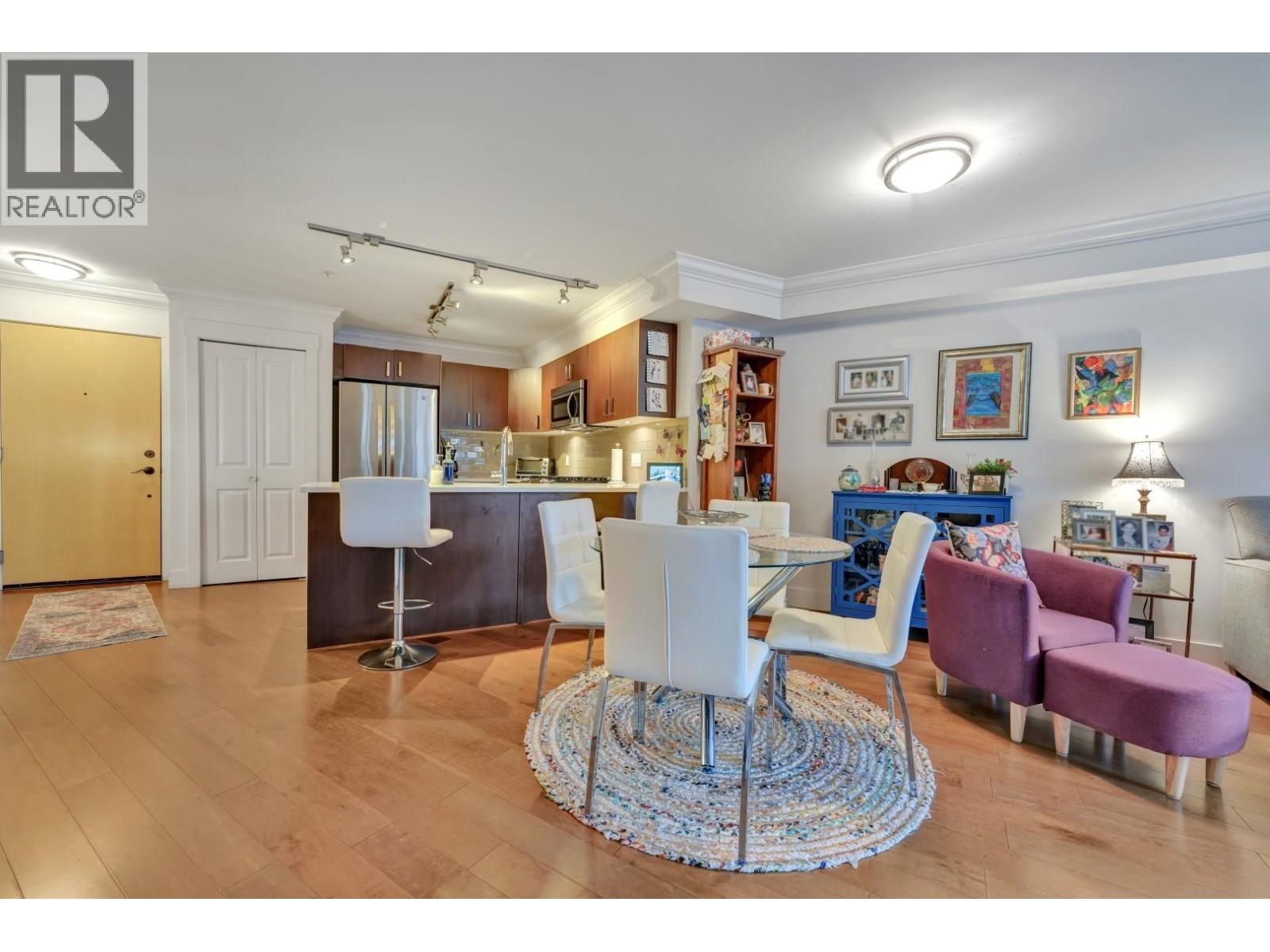 202 857 W 15TH STREET, North Vancouver