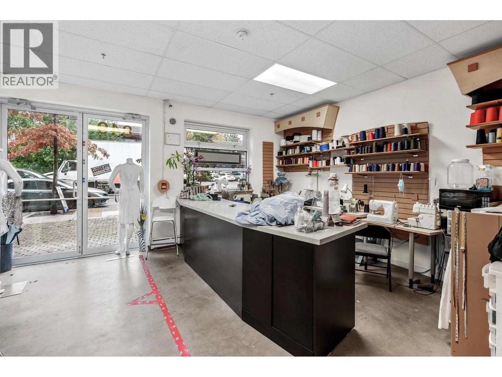 202 857 W 15TH STREET, North Vancouver