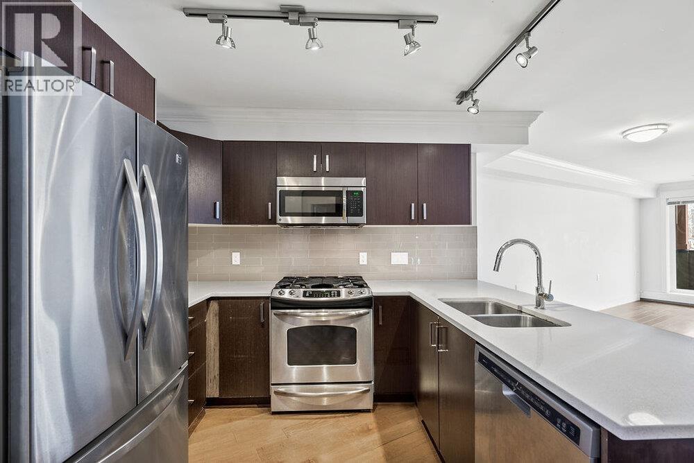 202 857 W 15TH STREET, North Vancouver