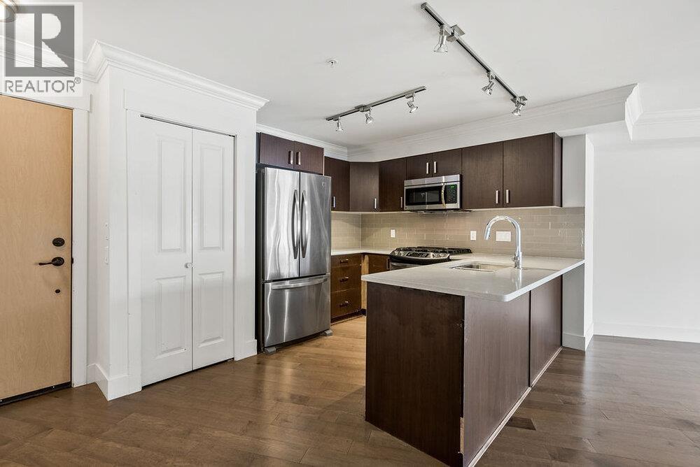 202 857 W 15TH STREET, North Vancouver