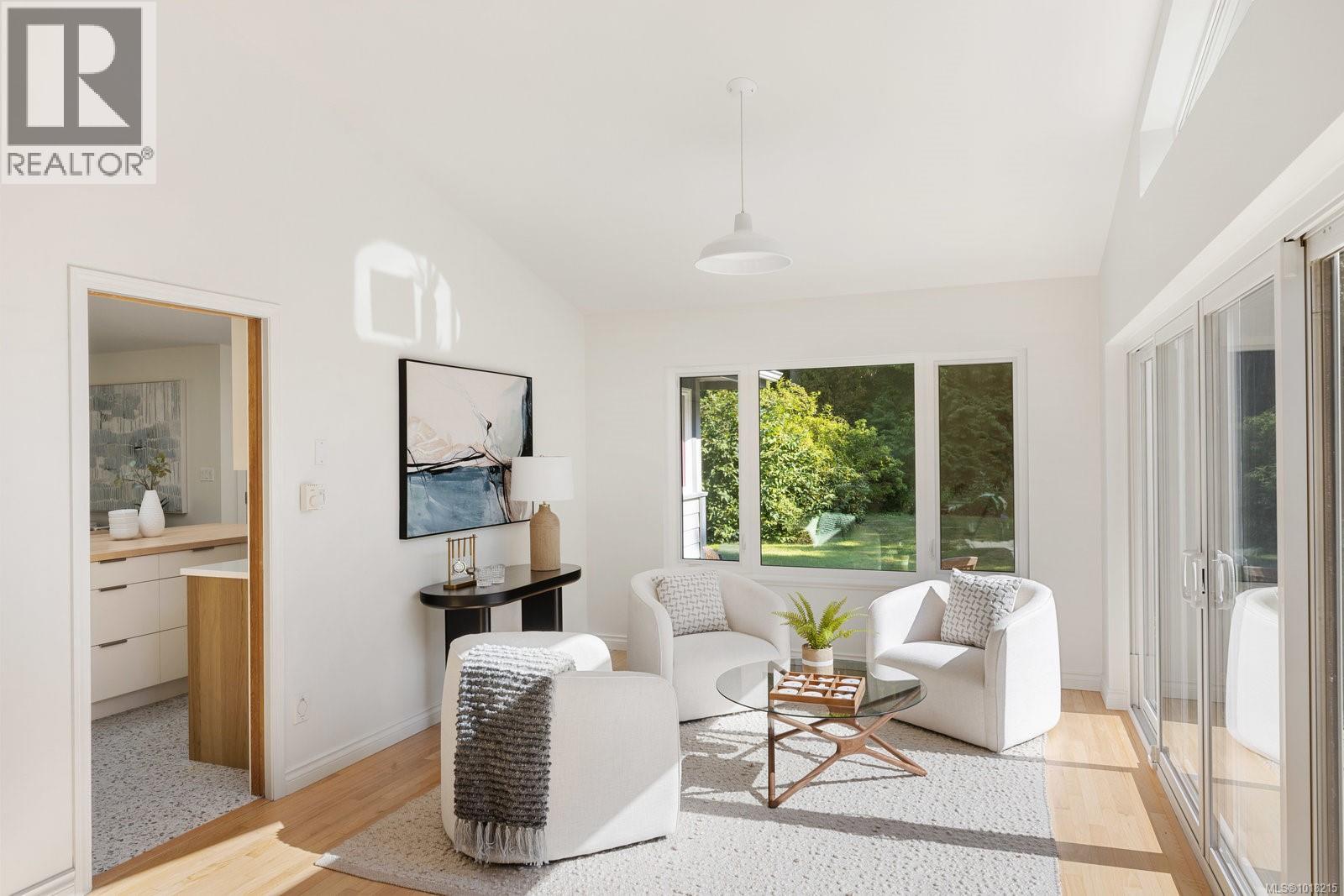 2693 MacDonald Dr E, Saanich