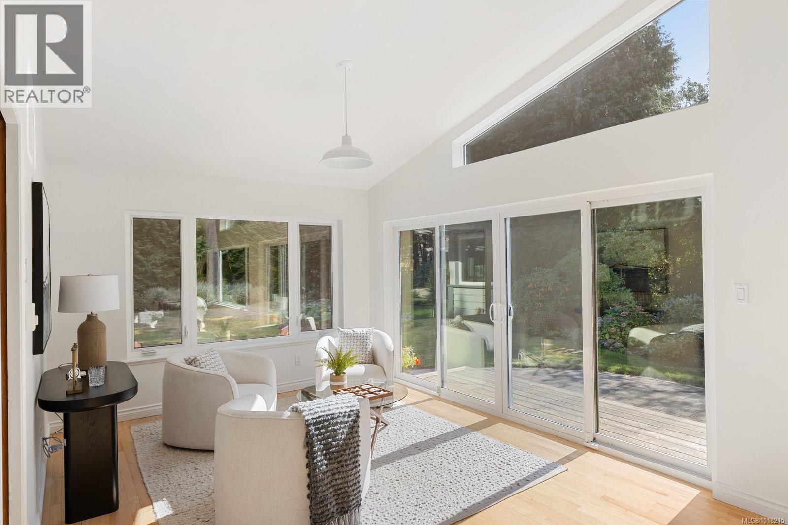 2693 MacDonald Dr E, Saanich