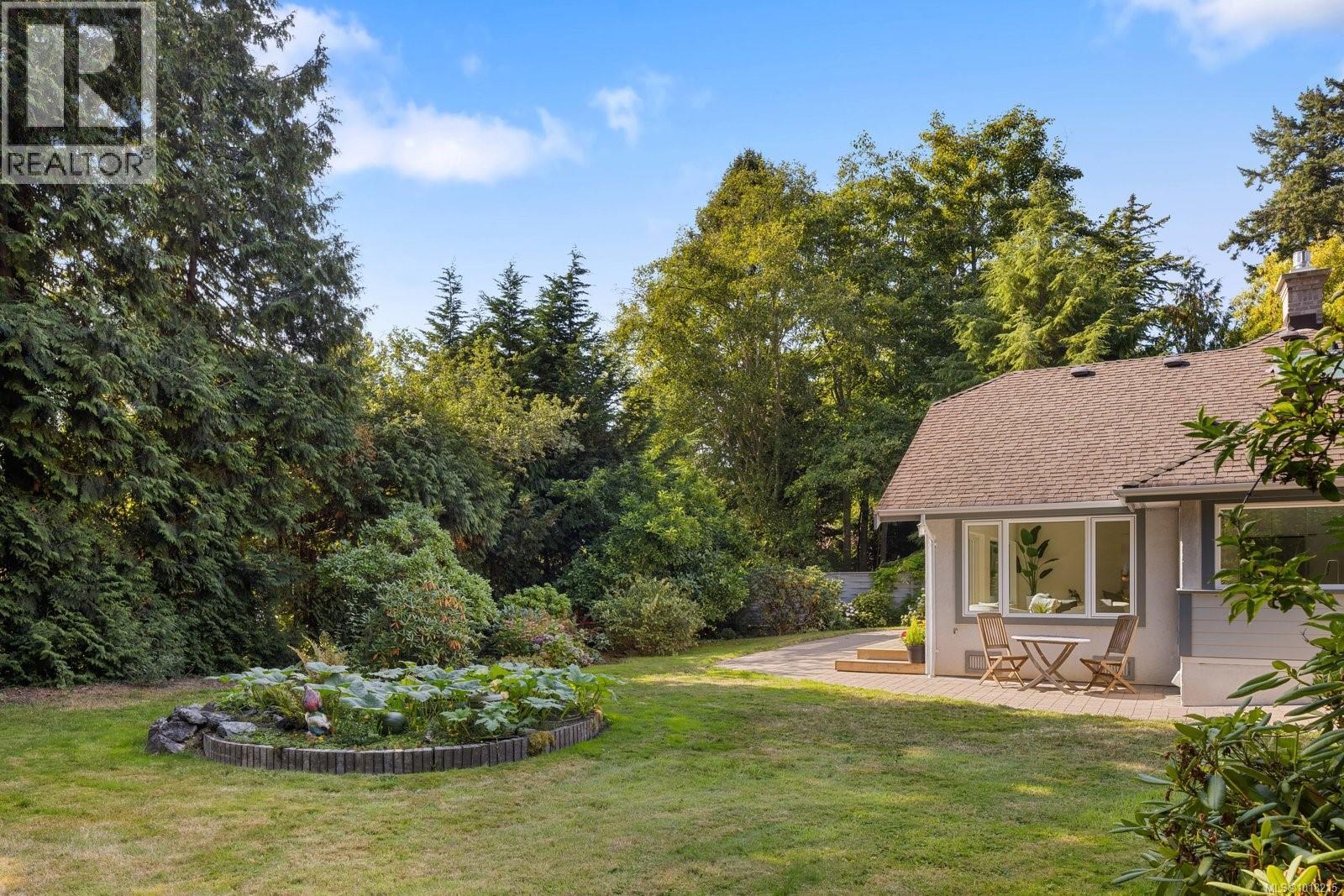 2693 MacDonald Dr E, Saanich