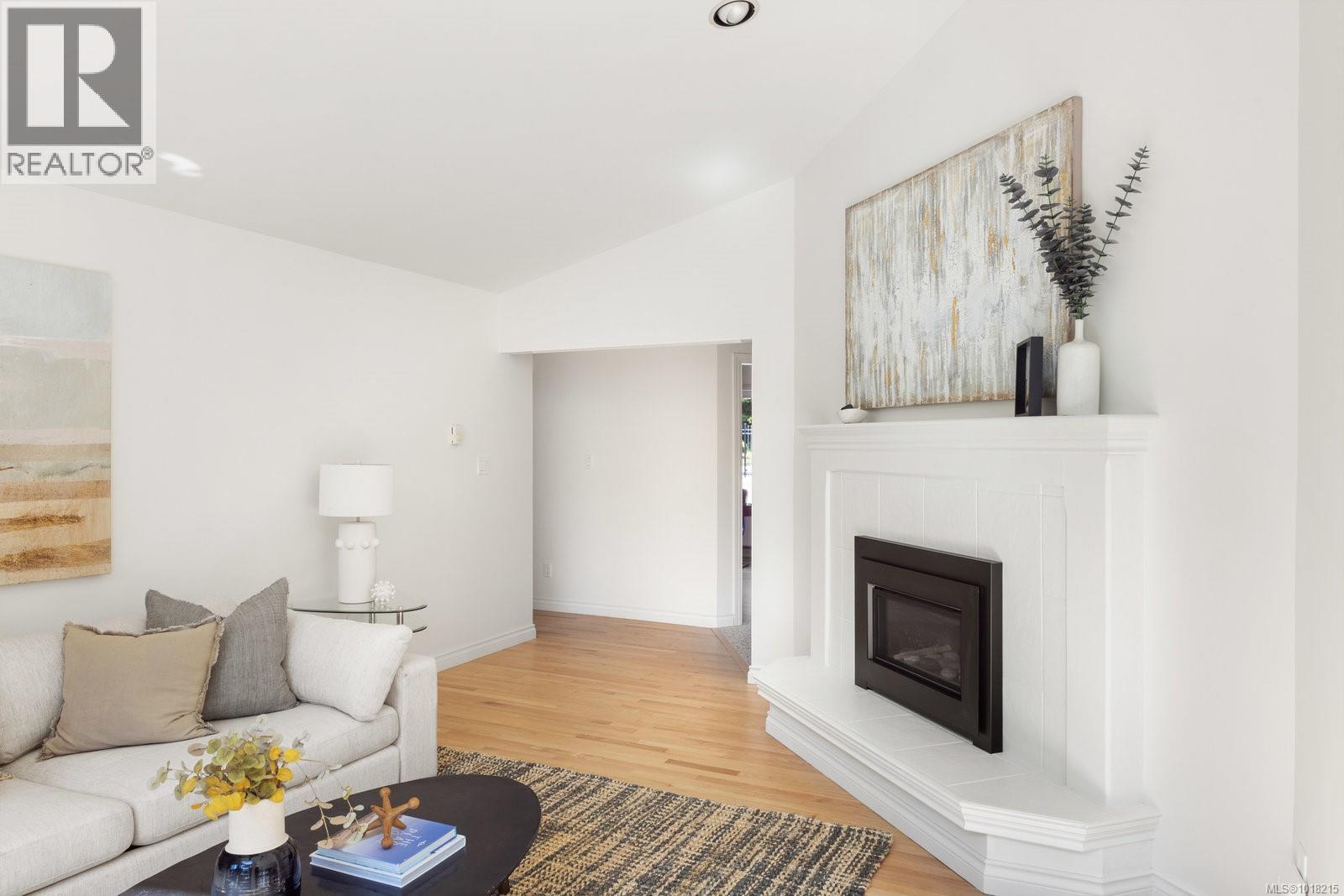 2693 MacDonald Dr E, Saanich