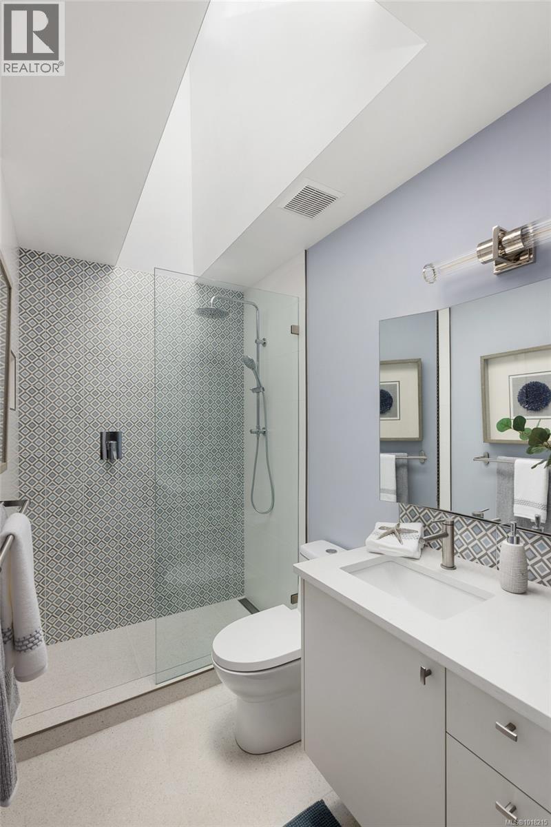 2693 MacDonald Dr E, Saanich