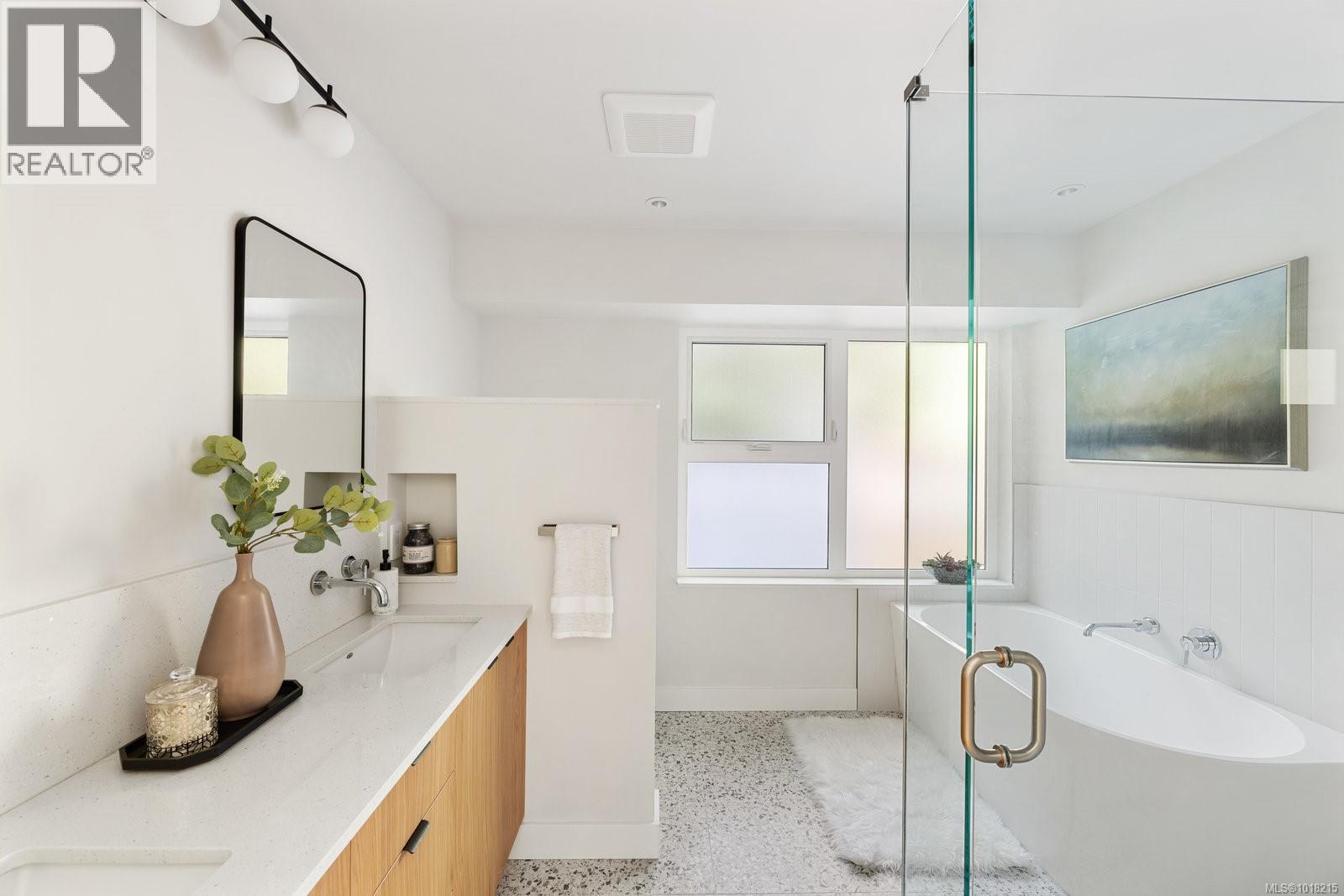 2693 MacDonald Dr E, Saanich