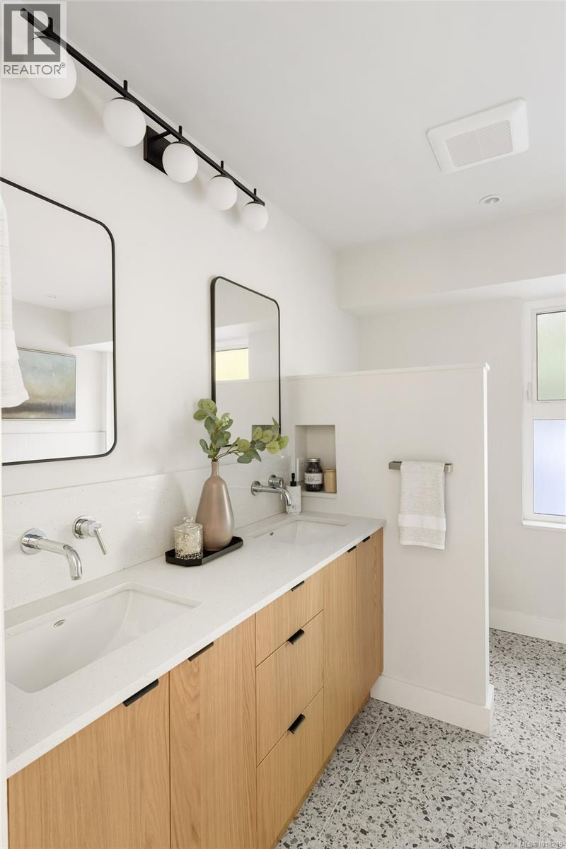 2693 MacDonald Dr E, Saanich