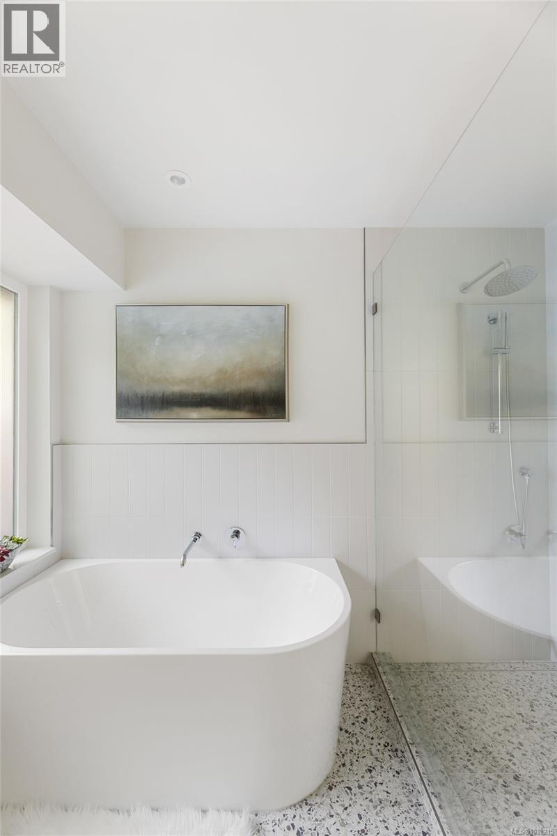 2693 MacDonald Dr E, Saanich