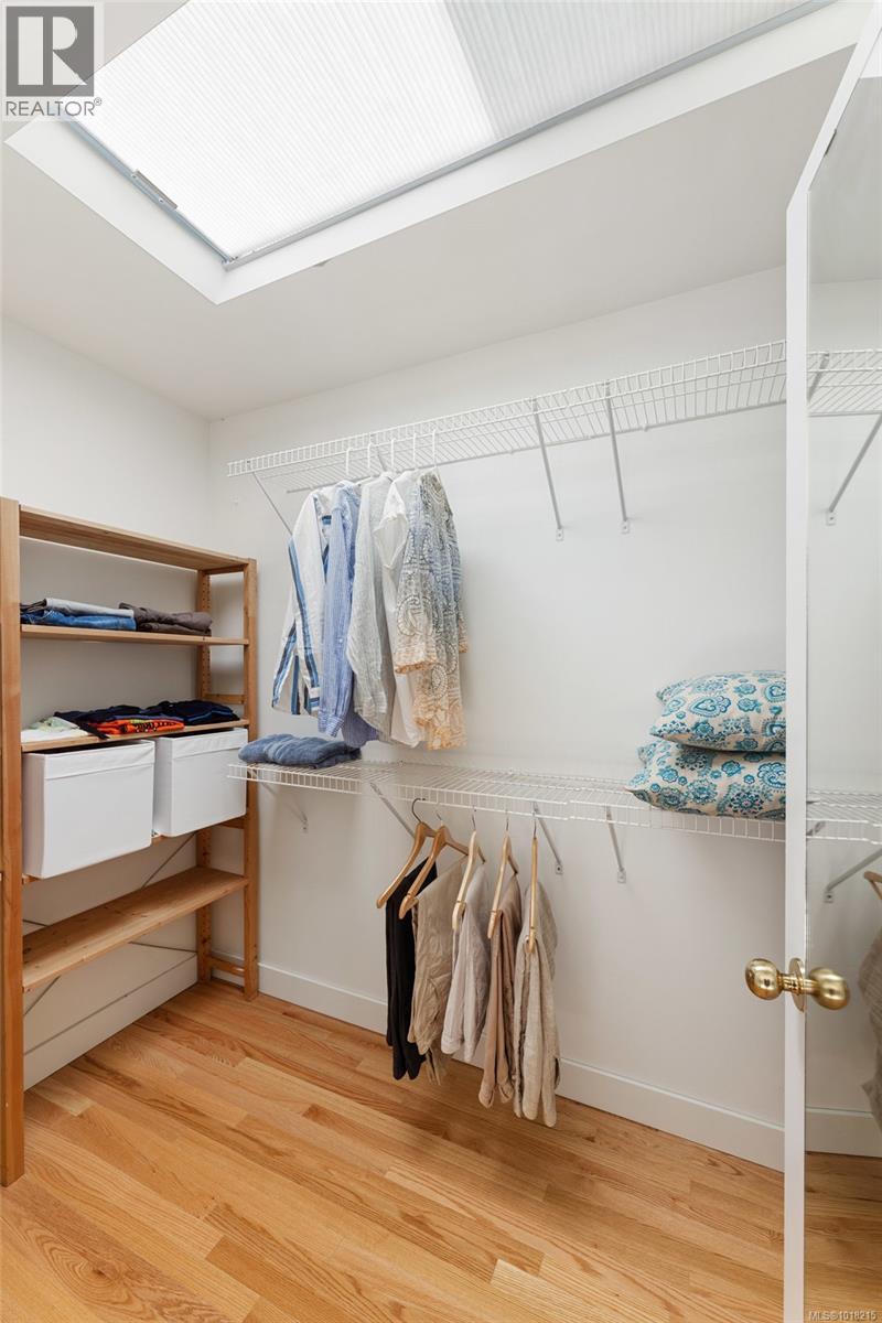 2693 MacDonald Dr E, Saanich