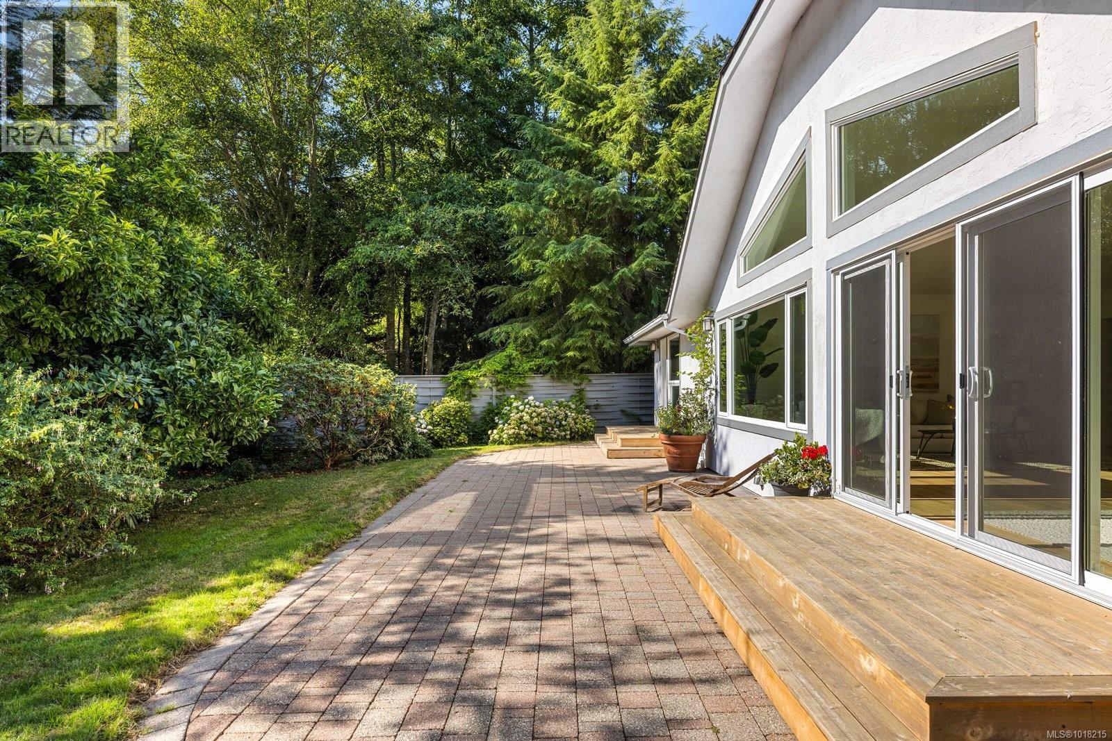 2693 MacDonald Dr E, Saanich