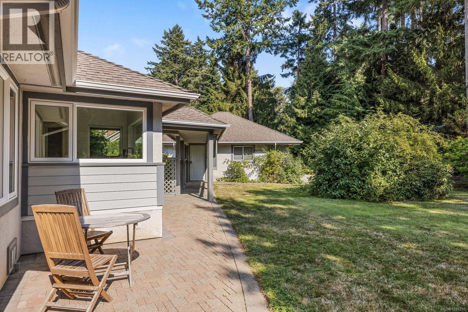 2693 MacDonald Dr E, Saanich