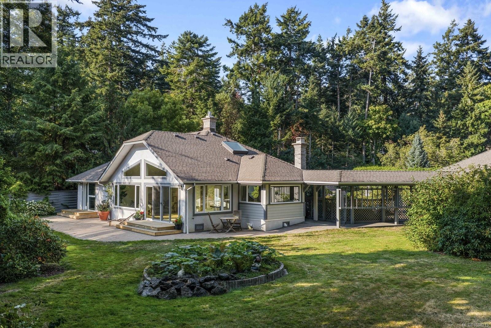 2693 MacDonald Dr E, Saanich