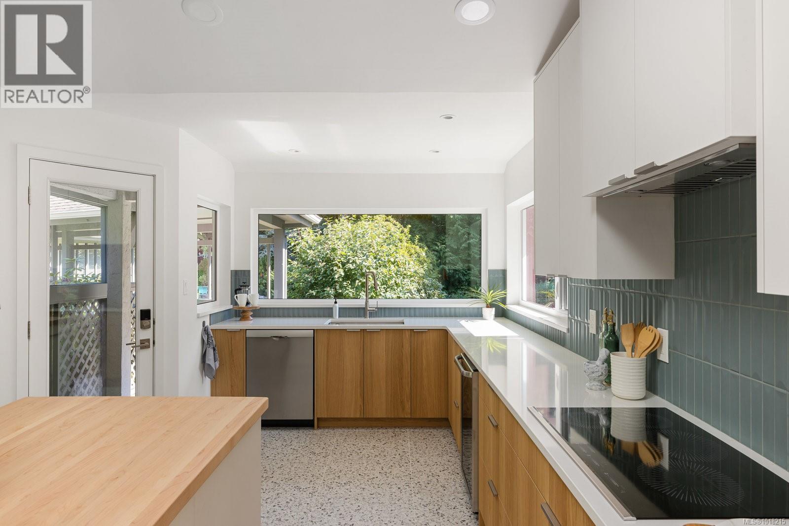 2693 MacDonald Dr E, Saanich