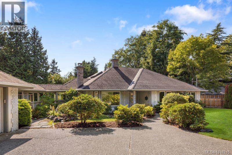 2693 MacDonald Dr E, Saanich