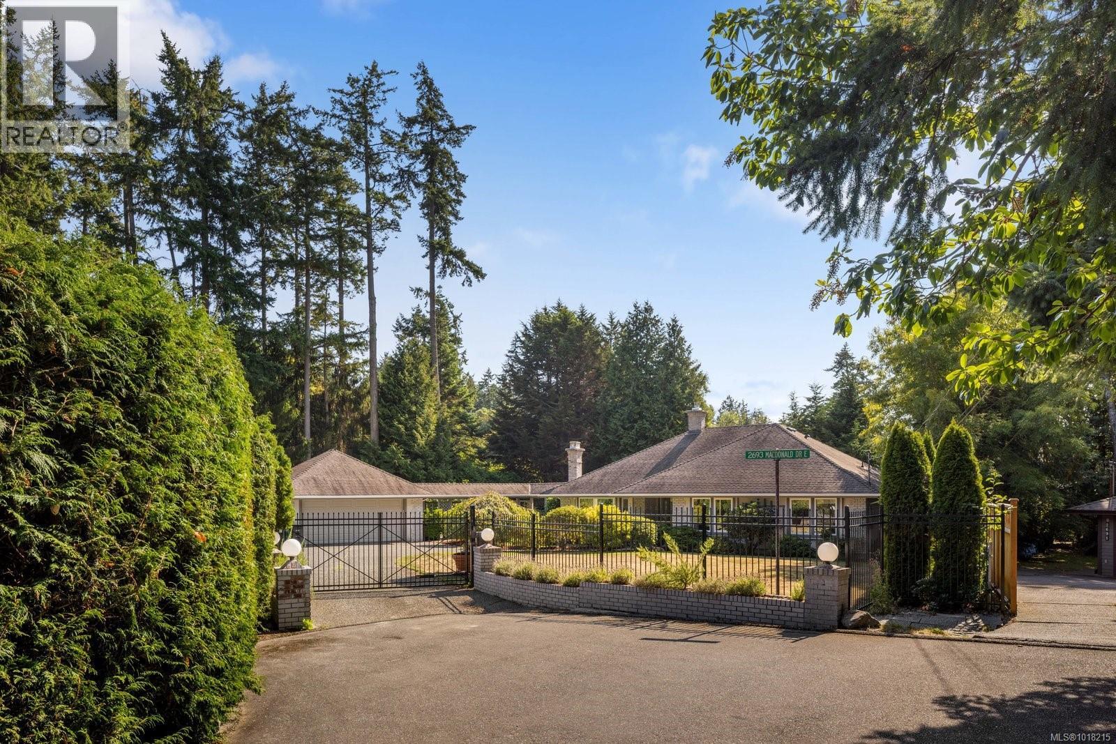 2693 MacDonald Dr E, Saanich