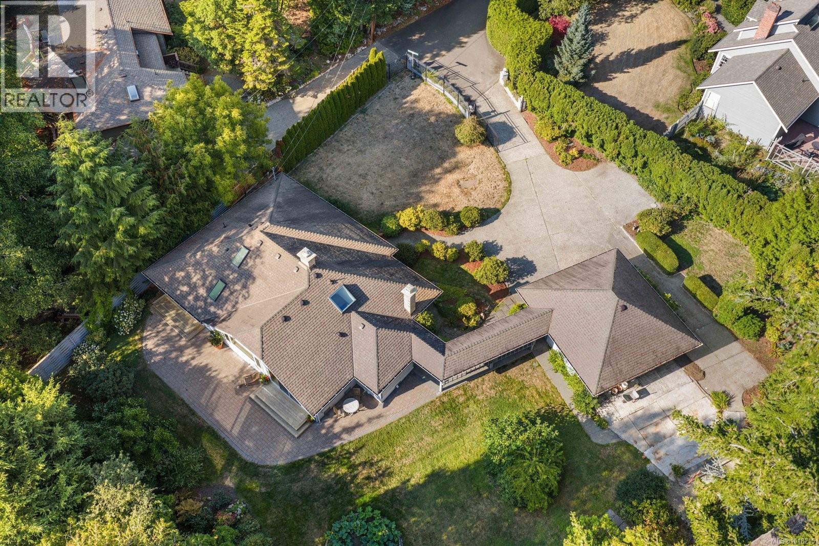 2693 MacDonald Dr E, Saanich