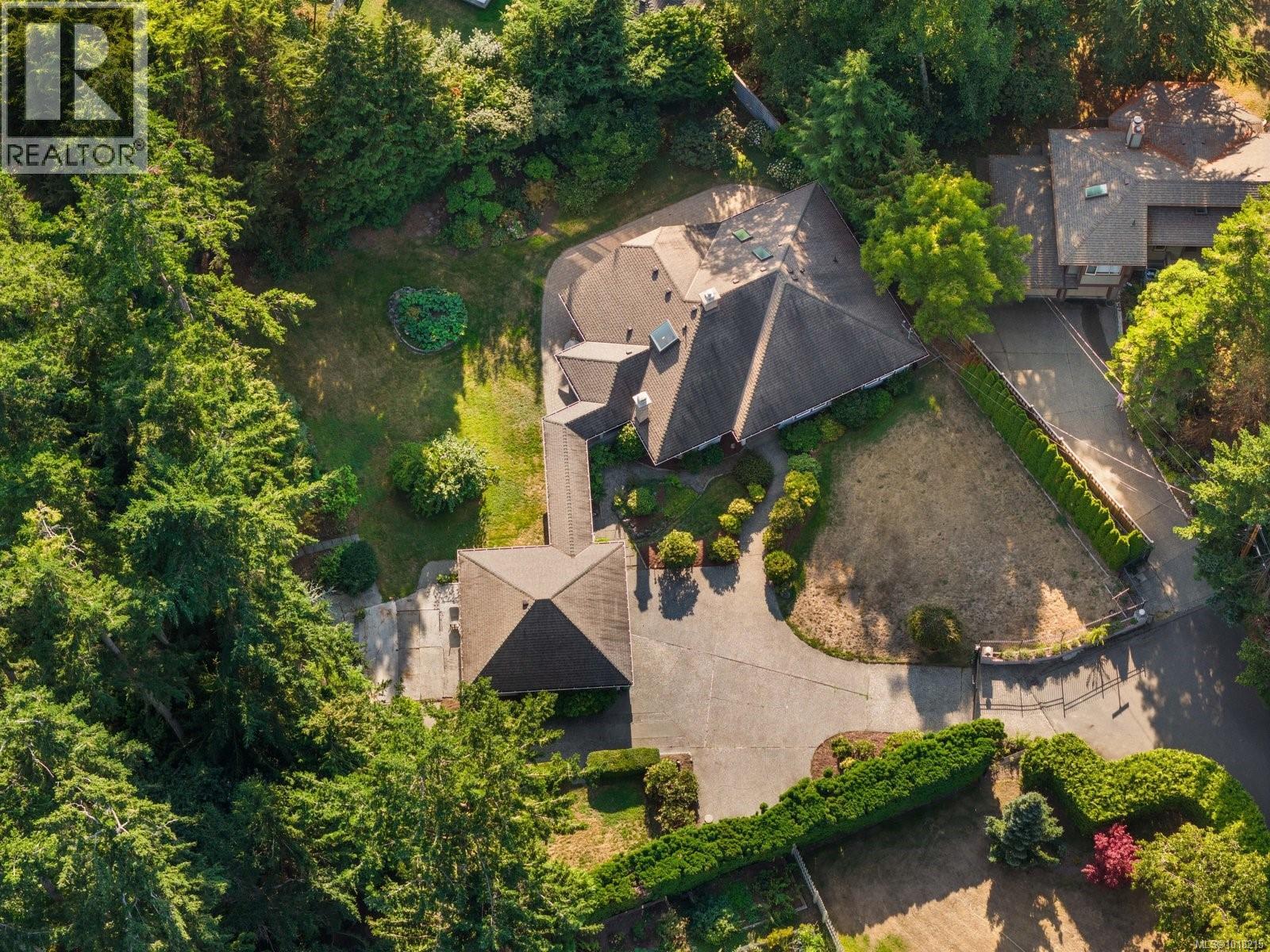 2693 MacDonald Dr E, Saanich