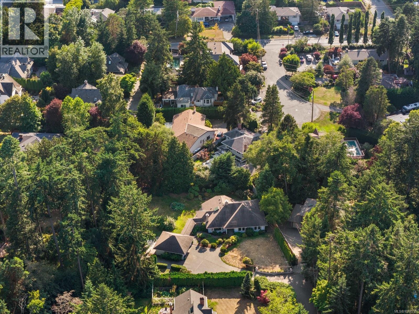 2693 MacDonald Dr E, Saanich