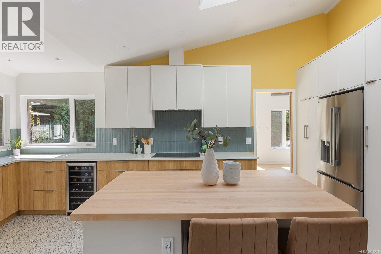 2693 MacDonald Dr E, Saanich