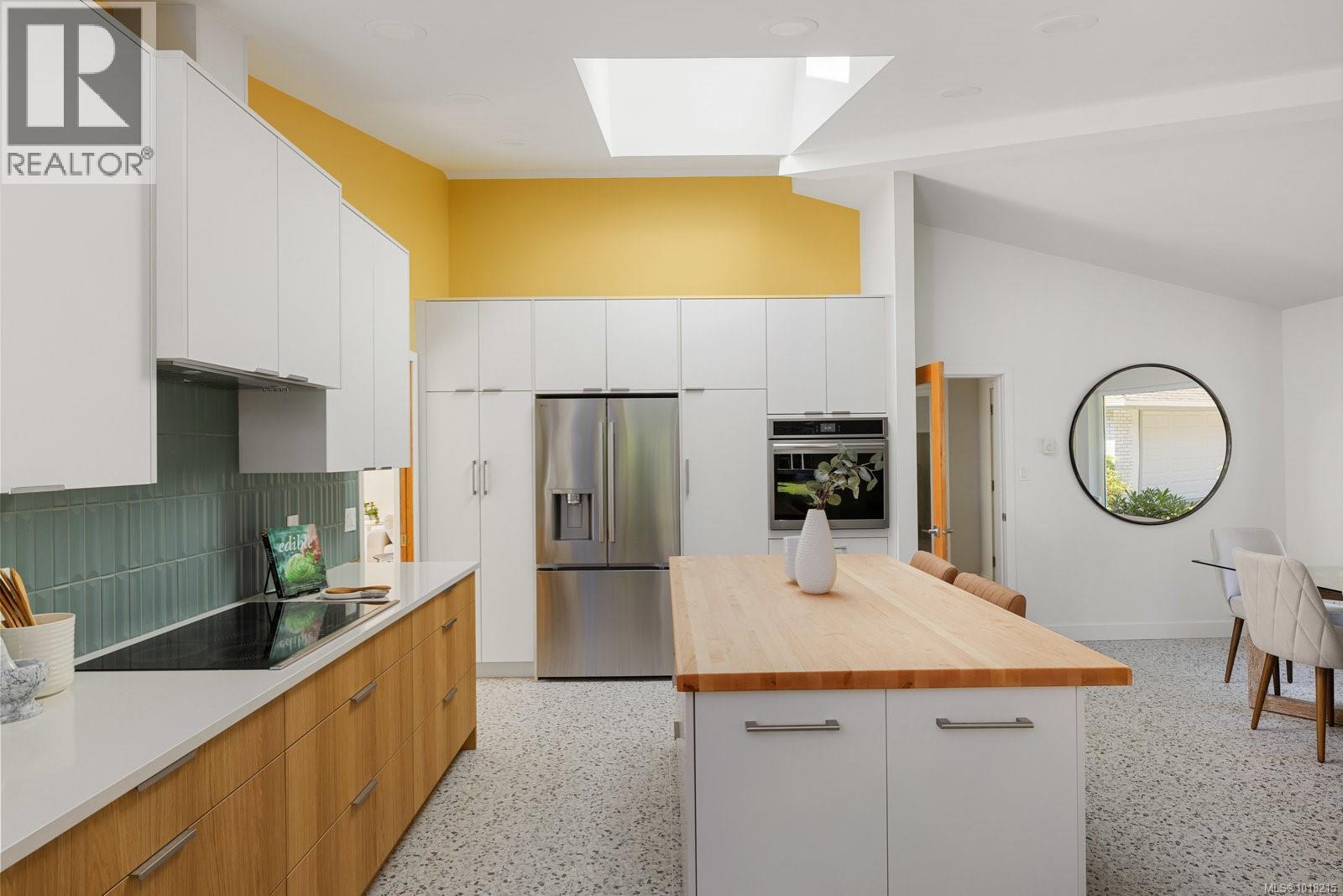 2693 MacDonald Dr E, Saanich