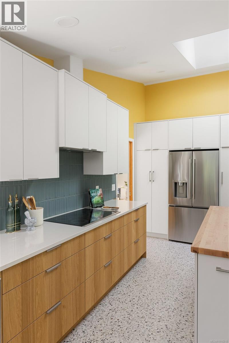 2693 MacDonald Dr E, Saanich