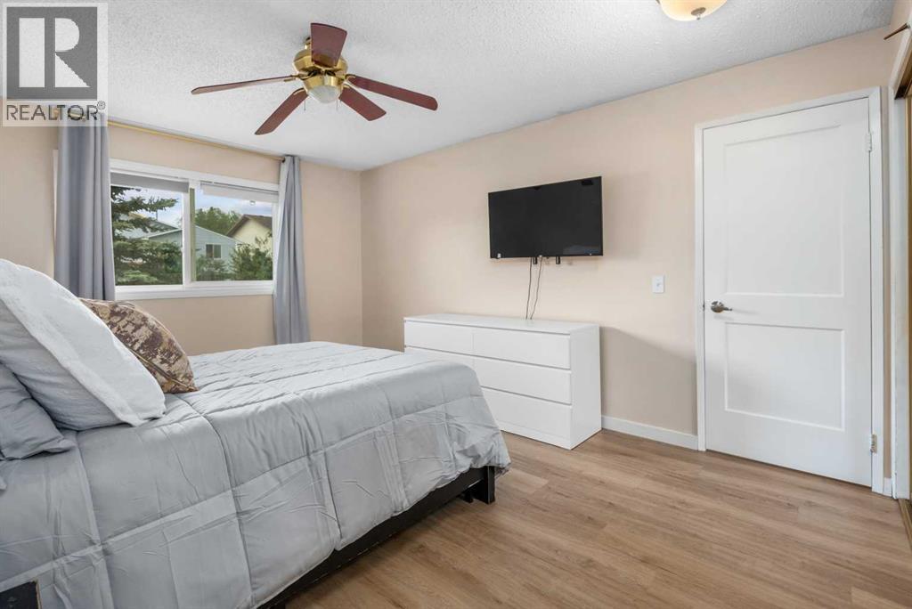 Single Family House Bi-level for Sale in  Woodbine Boulevard SW Woodbine Calgary 