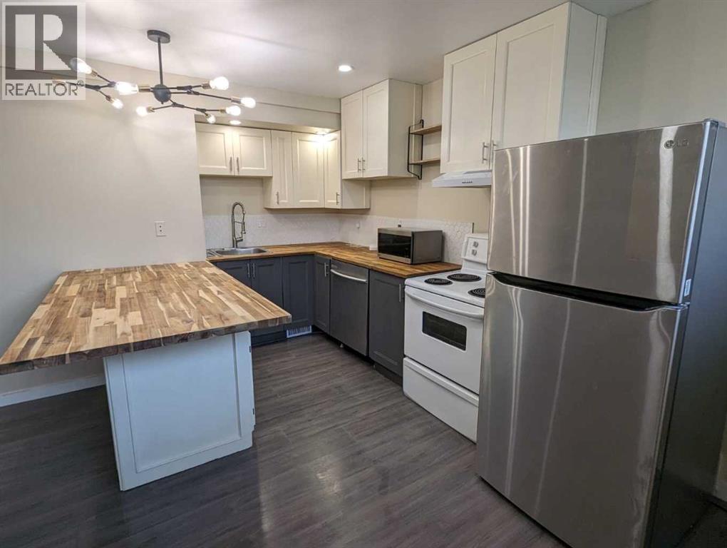 Single Family House Bi-level for Sale in  Woodbine Boulevard SW Woodbine Calgary 