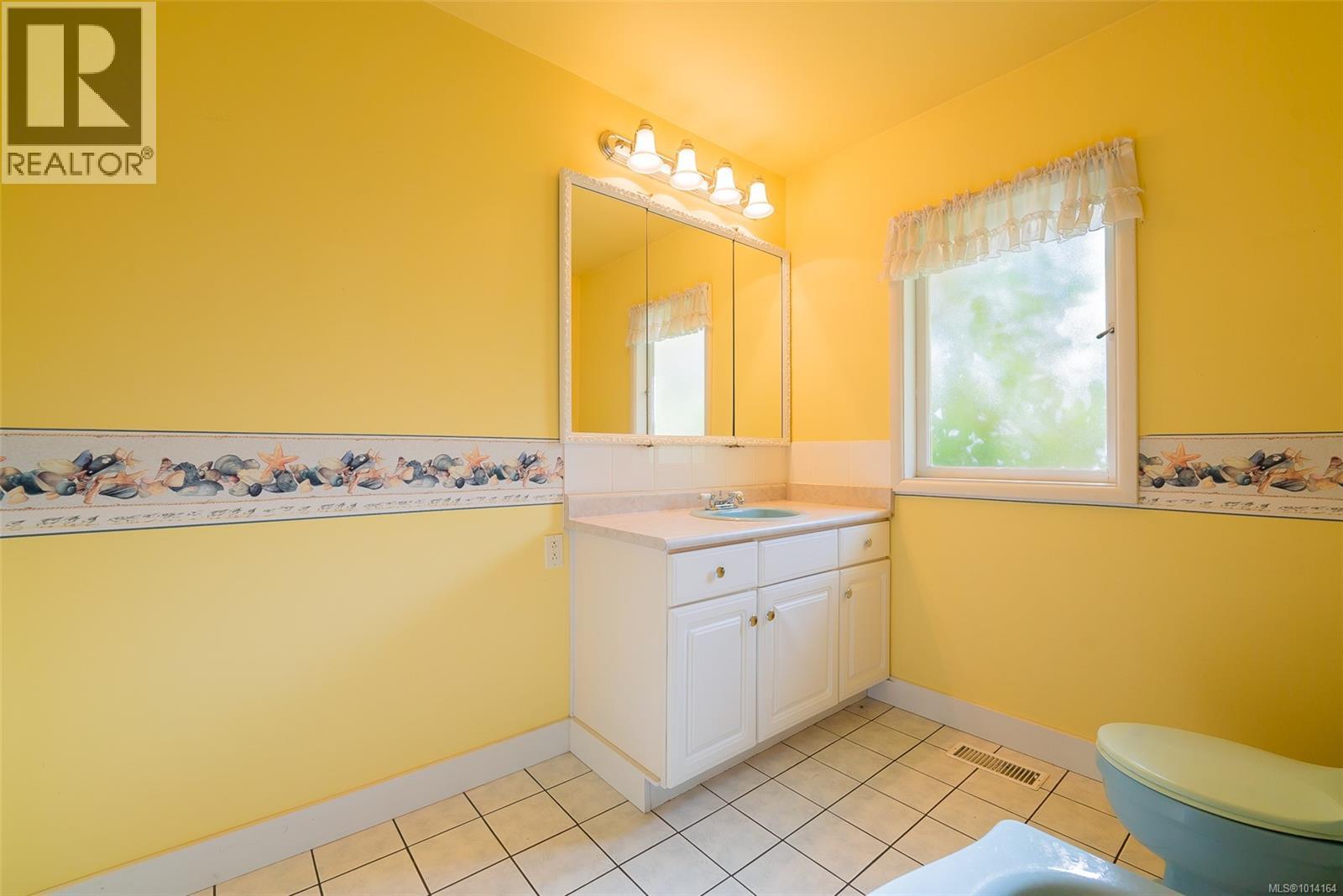 441 Memorial Ave, Qualicum Beach