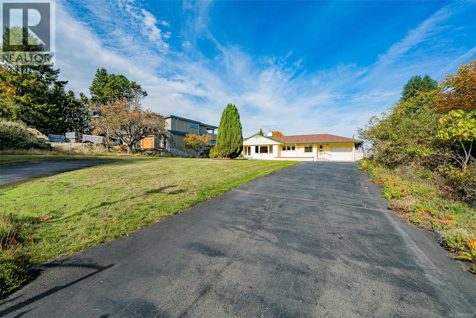 441 Memorial Ave, Qualicum Beach