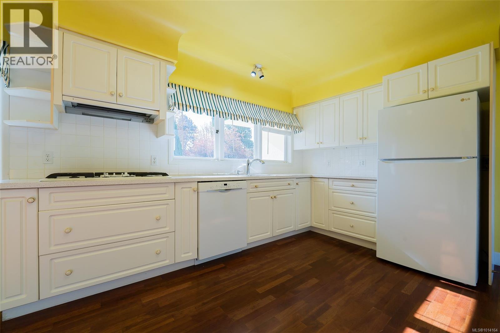 441 Memorial Ave, Qualicum Beach