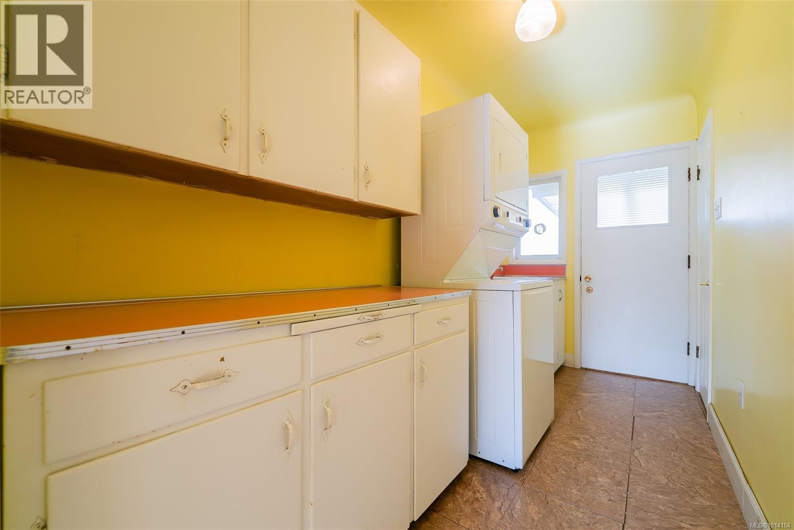 441 Memorial Ave, Qualicum Beach