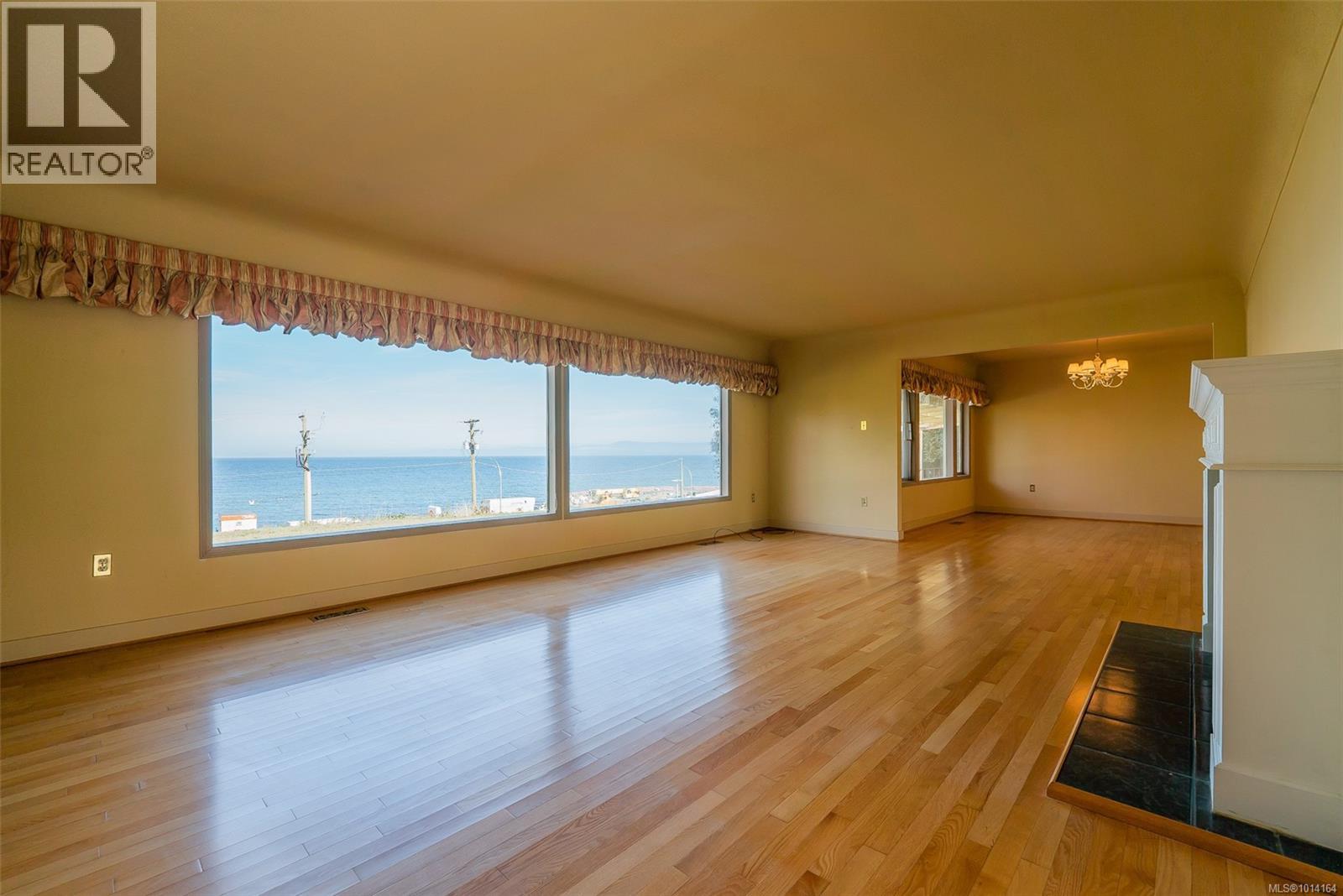 441 Memorial Ave, Qualicum Beach