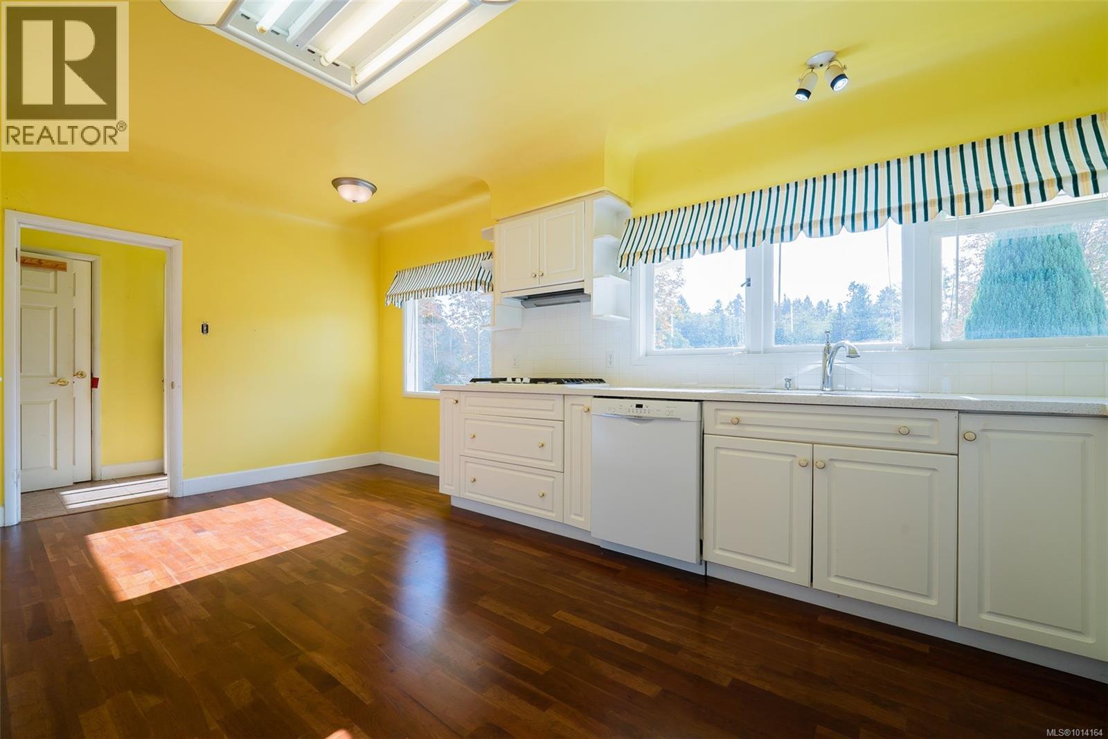 441 Memorial Ave, Qualicum Beach