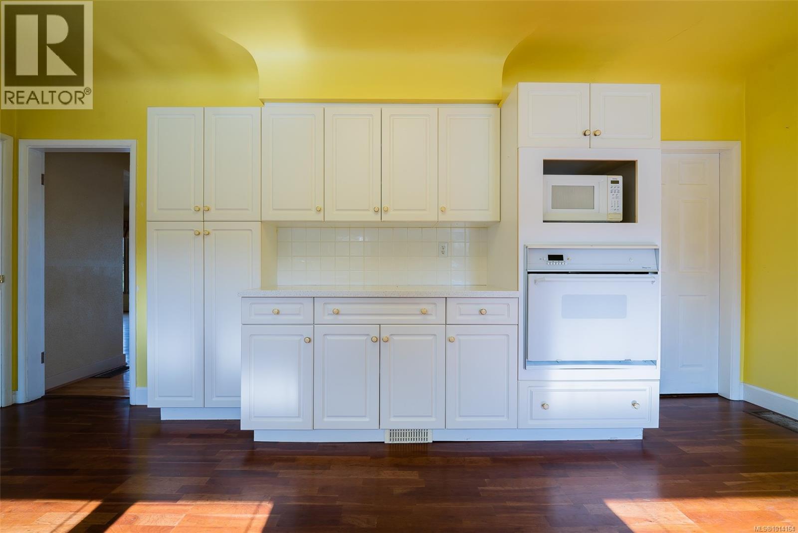 441 Memorial Ave, Qualicum Beach