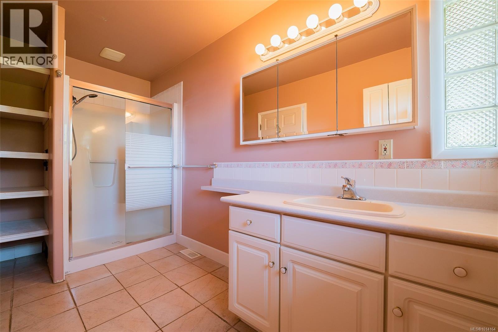 441 Memorial Ave, Qualicum Beach