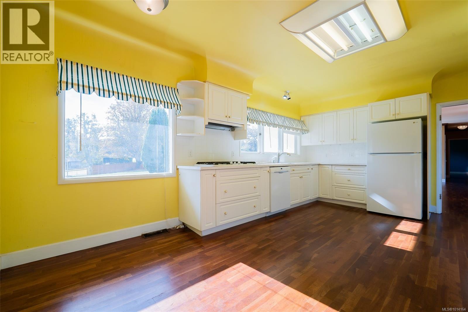 441 Memorial Ave, Qualicum Beach