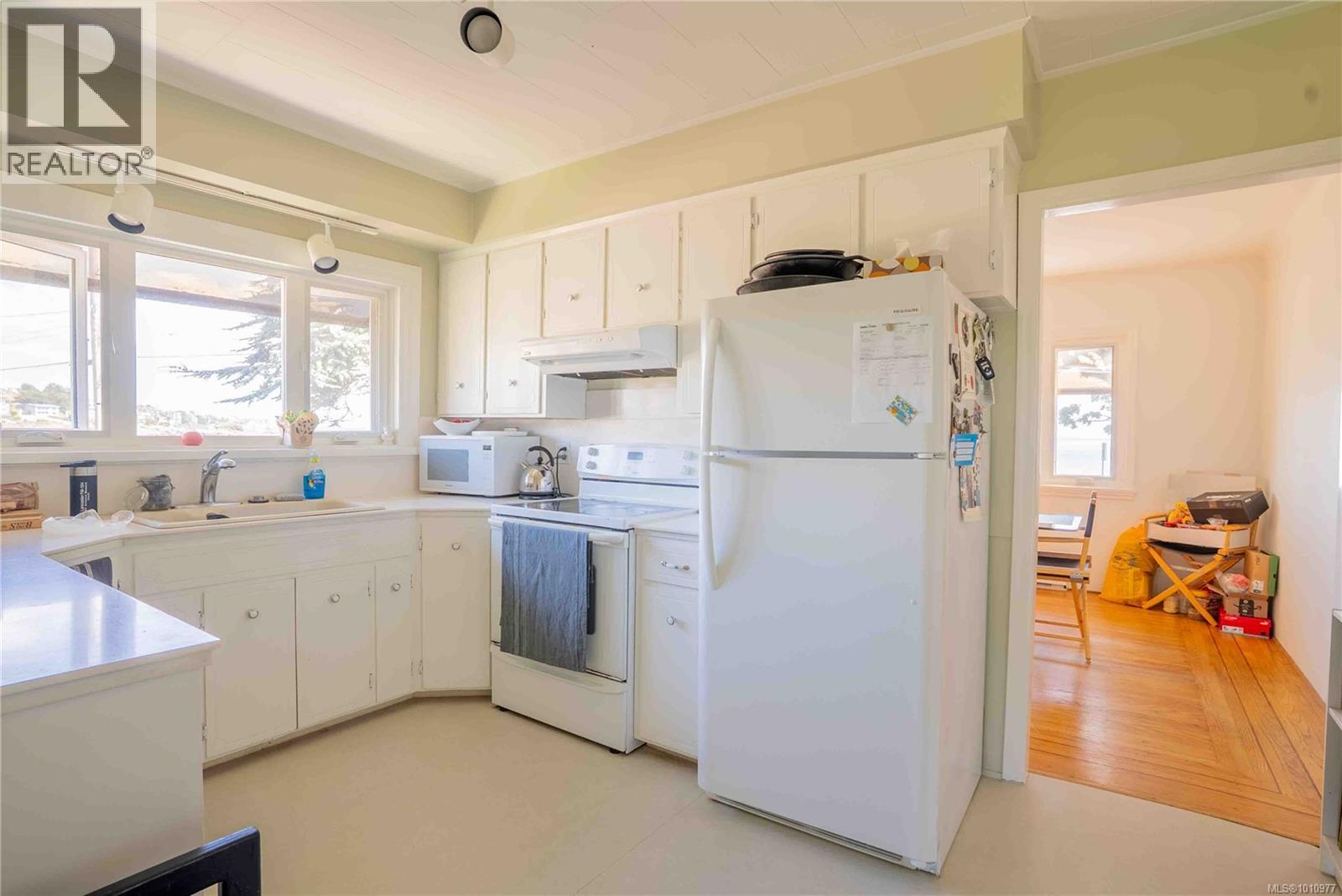 320 Beach Dr, Oak Bay