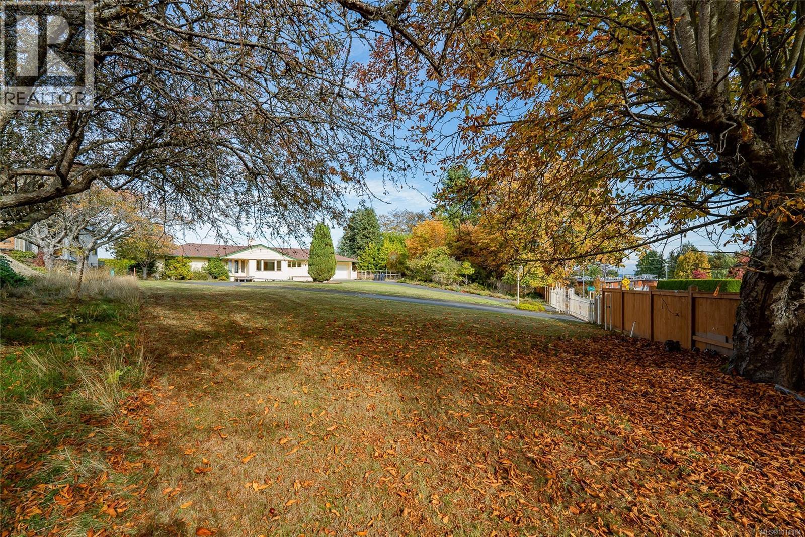 441 Memorial Ave, Qualicum Beach