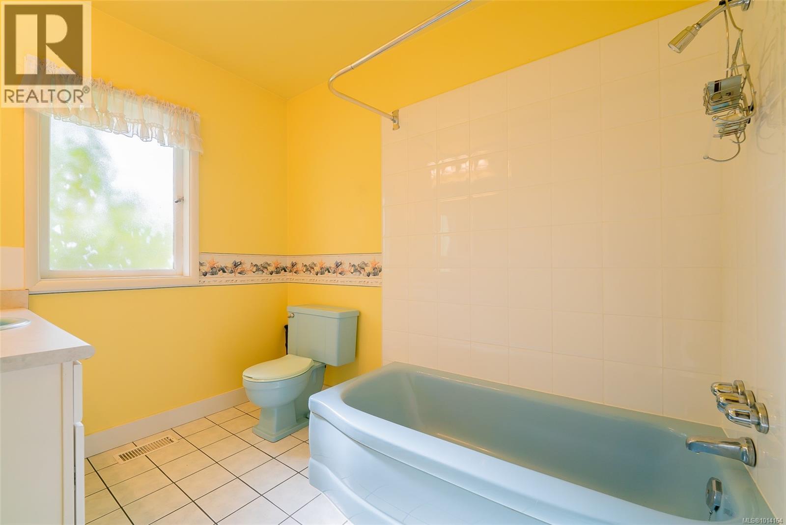 441 Memorial Ave, Qualicum Beach