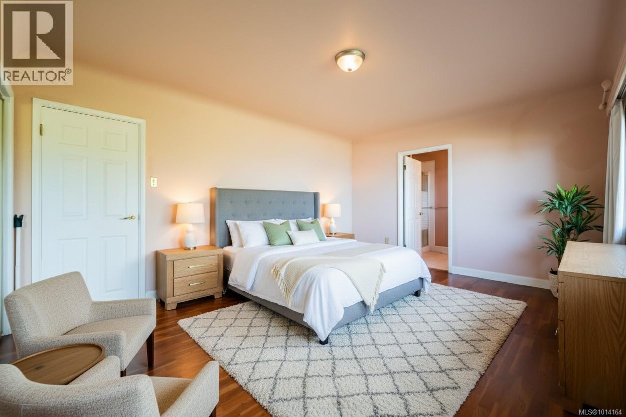 441 Memorial Ave, Qualicum Beach