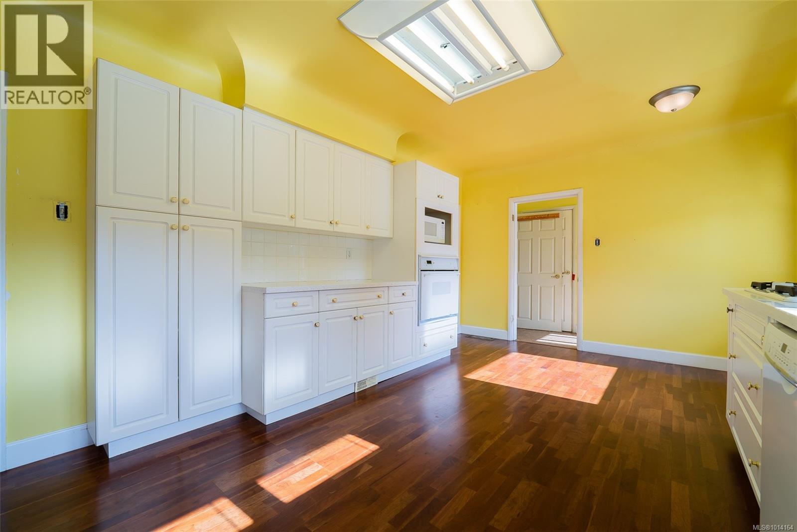 441 Memorial Ave, Qualicum Beach