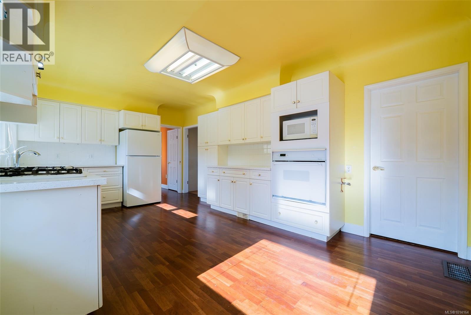 441 Memorial Ave, Qualicum Beach